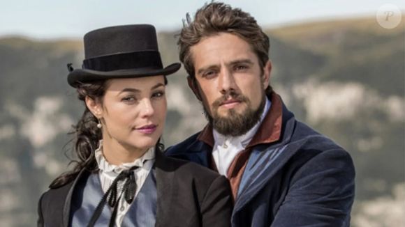 Felipe se mostra distante com Melissa (Paolla Oliveira), mas Vitória garante que ele se casará com a afilhada.