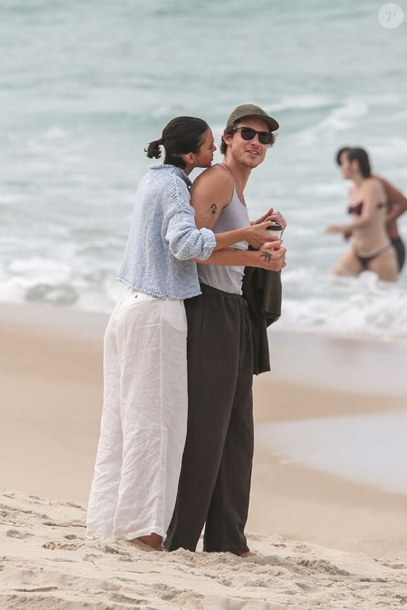 A atriz Bruna Marquezine fez carinho e abraçou o namorado, o ator Shawn Mendes, em novas fotos