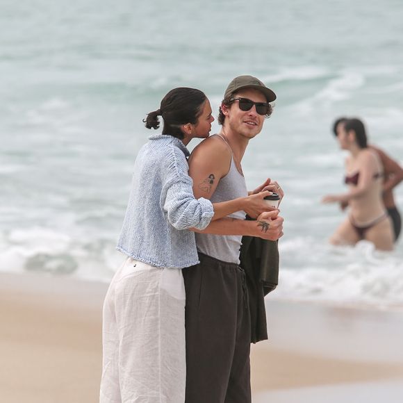 A atriz Bruna Marquezine fez carinho e abraçou o namorado, o ator Shawn Mendes, em novas fotos
