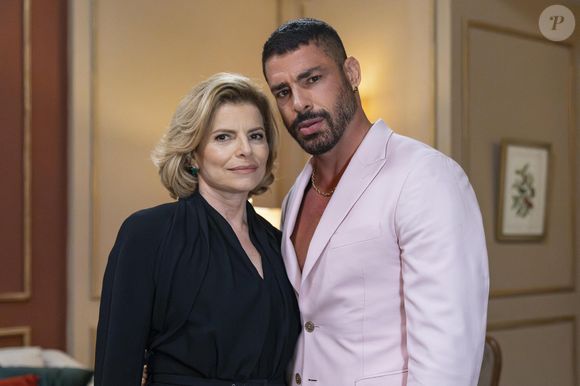 César (Cauã Reymond) surge ao lado de Odete Roitman (Debora Bloch) para constrangimento da família da empresária na novela 'Vale Tudo', capítulo de sexta-feira 5 de setembro de 2025