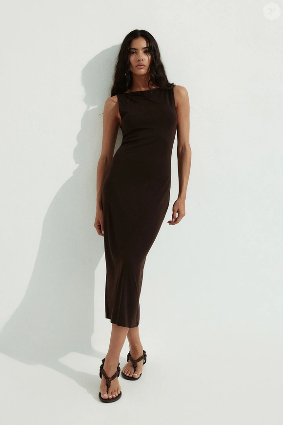 O vestido midi canelado marrom da H&M transforma o básico em luxo discreto com modelagem ajustada, decote canoa e estética minimalista que domina o Outono 2026