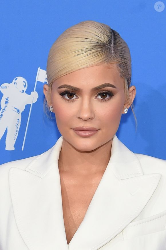 Pouco tempo depois, Kylie Jenner voltou a injetar ácido hialurônico nos lábios para conservar o formato
