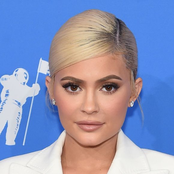 Pouco tempo depois, Kylie Jenner voltou a injetar ácido hialurônico nos lábios para conservar o formato