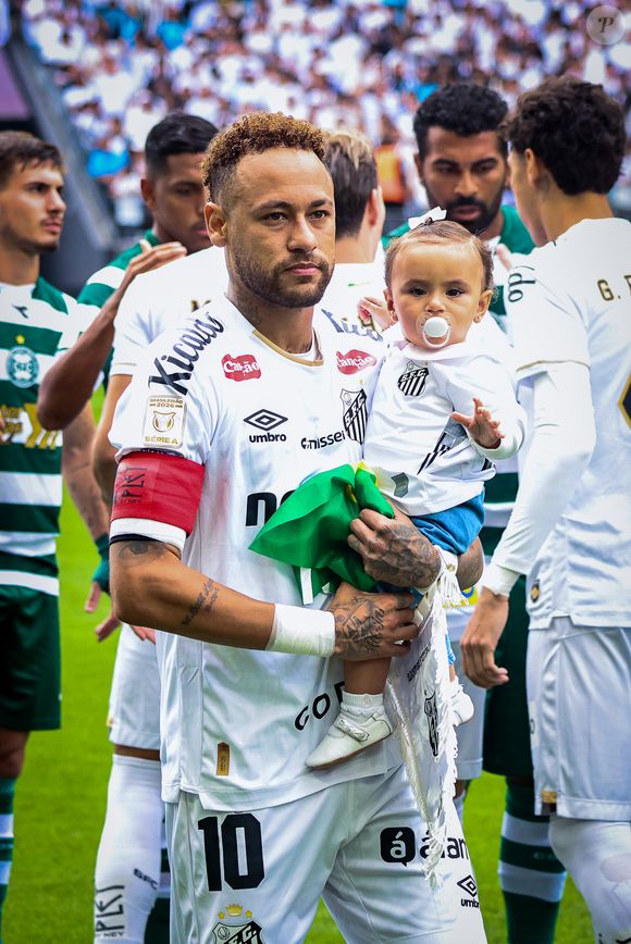 Em noite de derrota e polêmica envolvendo substituição, Neymar contou com apoio especial das filhas Mavie e Mel no estádio