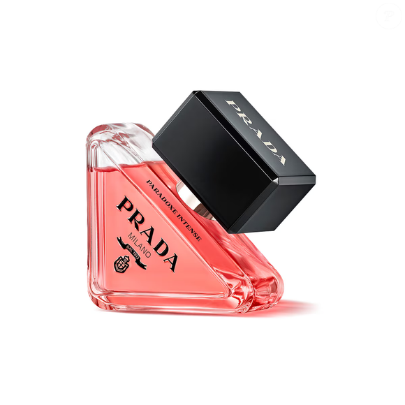 Luxuoso e intenso, Paradoxe Intense, da Prada, não poderia ficar de fora de uma seleção inspirada em 'O Diabo Veste Prada': a maison eternizada no título do filme entrega âmbar, jasmim e baunilha em uma fragrância poderosa que traduz a elegância digna de Miranda Priestly, personagem de Meryl Streep