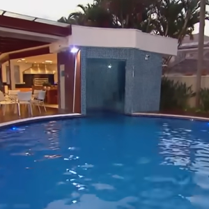 Piscina gigante rouba a cena em mansão de Celso Portiolli