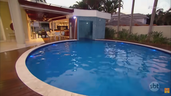 Piscina gigante rouba a cena em mansão de Celso Portiolli