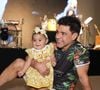 Filha caçula de Zezé Di Camargo surgiu com uma segunda roupa na festa de aniversário da mãe, Graciele Lacerda