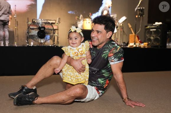 Filha caçula de Zezé Di Camargo surgiu com uma segunda roupa na festa de aniversário da mãe, Graciele Lacerda