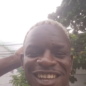 Depois de tietar Ângela Vieira, o rapaz continua gravado o vídeo e ironiza a atriz, dizendo não conhecê-la