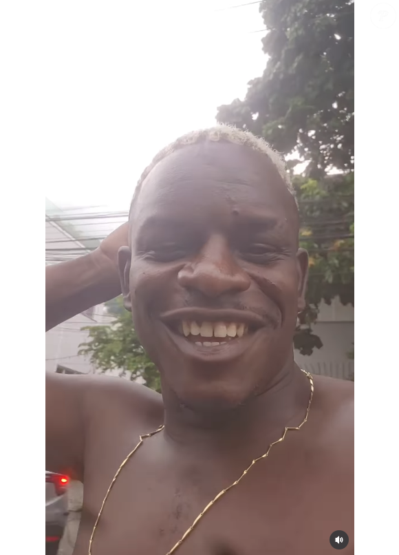 Depois de tietar Ângela Vieira, o rapaz continua gravado o vídeo e ironiza a atriz, dizendo não conhecê-la