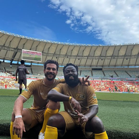 Nicolas Prattes foi alvo de comentários safadinhos por conta do volume no short