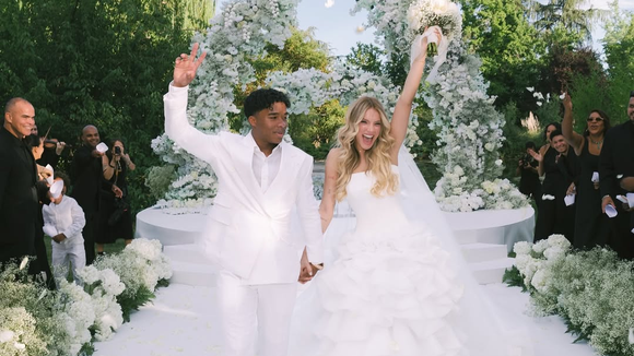 Casamento ao ar livre, vestido de noiva com volume e mais: Endrick e Gabriely revelam união religiosa e mostram fotos inéditas