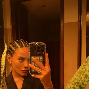 Na última terça-feira (06), Bella Campos mostrou ter feito tranças em seu cabelo, que já está curto