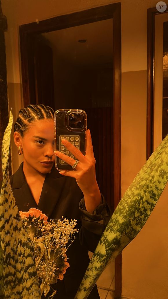 Na última terça-feira (06), Bella Campos mostrou ter feito tranças em seu cabelo, que já está curto