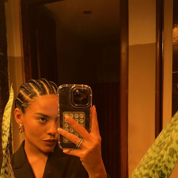 Na última terça-feira (06), Bella Campos mostrou ter feito tranças em seu cabelo, que já está curto