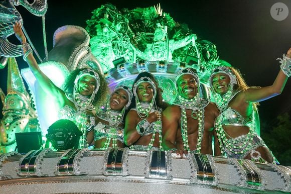 Carnaval 2025 em SP: Mocidade Alegre trouxe um carro alegórico com diversos ex-'BBBs' em destaque