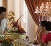 No filme, o que parecia uma simples viagem a dois, porém, ganha outros contornos quando Rachel descobre que o namorado pertence a uma das famílias mais ricas e influentes da Ásia