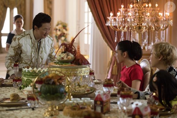 No filme, o que parecia uma simples viagem a dois, porém, ganha outros contornos quando Rachel descobre que o namorado pertence a uma das famílias mais ricas e influentes da Ásia