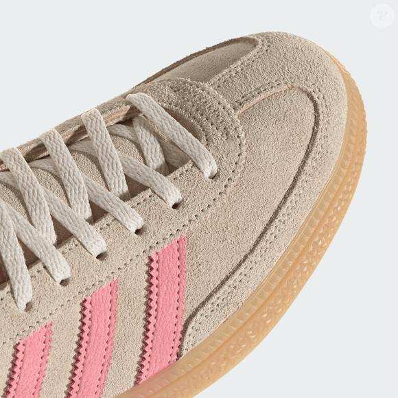 Confeccionado em suede macio, o novo Adidas Handball Spezial se destaca como um aliado para quem quer atravessar o dia inteira com conforto e informação de moda