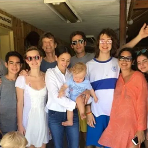 Além de Lucas, de 18 anos, no clique estavam ainda Georgia (de vestido branco), de 26, e James (de óculos escuros), de 32, ambos da união do astro com Jerry Hall; Karis (de laranja), de 47, do relaciomento com Marsha Hunt; e Jade, de 46, do casamento com Bianca Jagger. Na imagem estão presentes alguns dos netos de Mick, que é pai ainda de Lizzy, de 34, e Gabriel, de 20, também com Jerry. Caçula do astro, Deveraux, de 1 ano, do namoro com a bailarina Melanie Hamrick, aparece no colo da mãe.