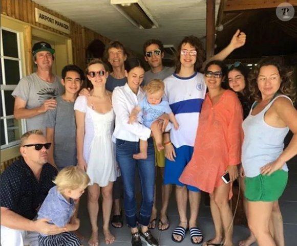 Além de Lucas, de 18 anos, no clique estavam ainda Georgia (de vestido branco), de 26, e James (de óculos escuros), de 32, ambos da união do astro com Jerry Hall; Karis (de laranja), de 47, do relaciomento com Marsha Hunt; e Jade, de 46, do casamento com Bianca Jagger. Na imagem estão presentes alguns dos netos de Mick, que é pai ainda de Lizzy, de 34, e Gabriel, de 20, também com Jerry. Caçula do astro, Deveraux, de 1 ano, do namoro com a bailarina Melanie Hamrick, aparece no colo da mãe.