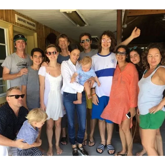 Além de Lucas, de 18 anos, no clique estavam ainda Georgia (de vestido branco), de 26, e James (de óculos escuros), de 32, ambos da união do astro com Jerry Hall; Karis (de laranja), de 47, do relaciomento com Marsha Hunt; e Jade, de 46, do casamento com Bianca Jagger. Na imagem estão presentes alguns dos netos de Mick, que é pai ainda de Lizzy, de 34, e Gabriel, de 20, também com Jerry. Caçula do astro, Deveraux, de 1 ano, do namoro com a bailarina Melanie Hamrick, aparece no colo da mãe.