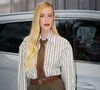 Marina Ruy Barbosa completou o visual estiloso detalhes em marrom, cor marcante desta temporada outono e inverno: gravata, cinto e calçado.