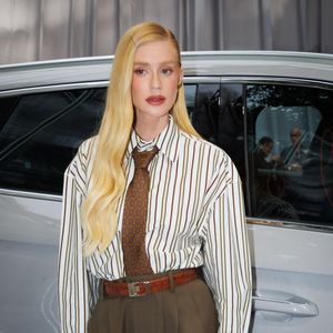 Marina Ruy Barbosa completou o visual estiloso detalhes em marrom, cor marcante desta temporada outono e inverno: gravata, cinto e calçado.