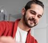 Antes de guardar as peças por alguns meses, alguns cuidados simples ajudam a evitar manchas, umidade e deterioração dos tecidos
