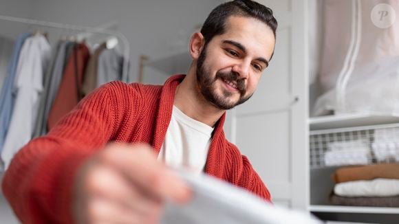 Antes de guardar as peças por alguns meses, alguns cuidados simples ajudam a evitar manchas, umidade e deterioração dos tecidos