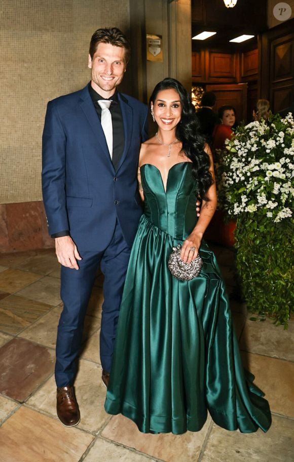 Amanda Djehdian e Mateus Hoffmann comparecem no casamento de Thiago Bertoldo e Geórgia Fröhlich na Paróquia Nossa Senhora do Brasil, em São Paulo.