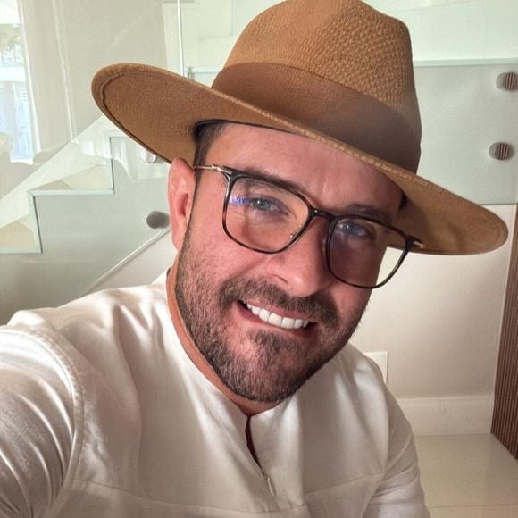 Diagnosticado com disfonia intensa, Diogo Nogueira afirmou que seguirá em repouso para recuperar plenamente as pregas vocais afetadas por uma infecção viral