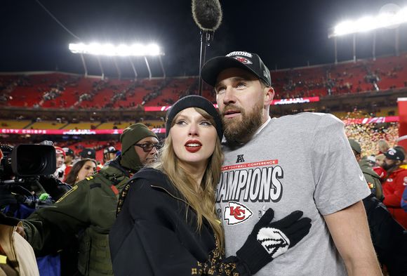 Taylor Swift e Travis Kelce estão noivos e cantora foi envolvida em rumores de que estaria no Brasil para vê-lo jogar na temporada da NFL 2025