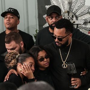 As filhas de Dudu Nobre, Olívia Nobre, conhecida como Lily Nobre, e Thalita Nobre, estiveram presentes na despedida de Anita Nobre e acompanharam o pai durante o velório