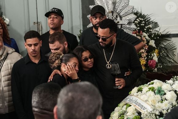 As filhas de Dudu Nobre, Olívia Nobre, conhecida como Lily Nobre, e Thalita Nobre, estiveram presentes na despedida de Anita Nobre e acompanharam o pai durante o velório