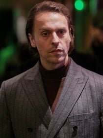 Reha se revolta ao flagrar Atilla e Karsu juntos e ameaça o rival; saiba reação do vilão: resumo do capitulo de segunda-feira (23/03) da novela 'Coração de Mãe'