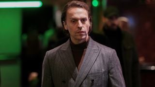 Reha se revolta ao flagrar Atilla e Karsu juntos e ameaça o rival; saiba reação do vilão: resumo do capitulo de segunda-feira (23/03) da novela 'Coração de Mãe'