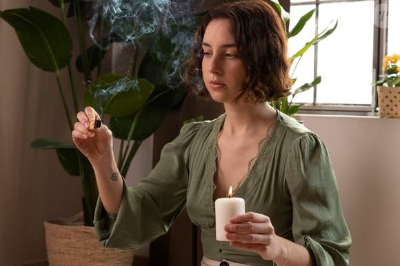 Especialista em bem-estar explica por que acender uma vela pode ajudar a regular emoções, diminuir estímulos e trazer mais presença para a rotina