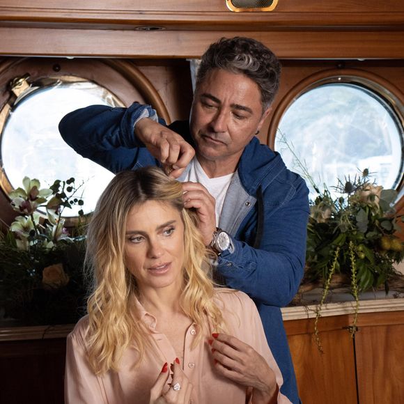 Casamento de Leila (Carolina Dieckmmann) e Marco Aurélio (Alexandre Nero) : cena da personagem se maquiando para a festa