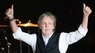 A rotina ativa e 100% completa de treinos de Paul McCartney, hoje aos 84 anos, é um dos poderosos segredos de sua longevidade: 'Faço um pouco de corrida, um pouco de cardio, alguns pesos, algumas flexões de bola, e sempre faço aquecimento e alongamento antes e depois de cada treino'