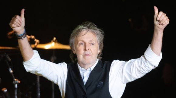 A rotina ativa e 100% completa de treinos de Paul McCartney, hoje aos 84 anos, é um dos poderosos segredos de sua longevidade: 'Faço um pouco de corrida, um pouco de cardio, alguns pesos, algumas flexões de bola, e sempre faço aquecimento e alongamento antes e depois de cada treino'
