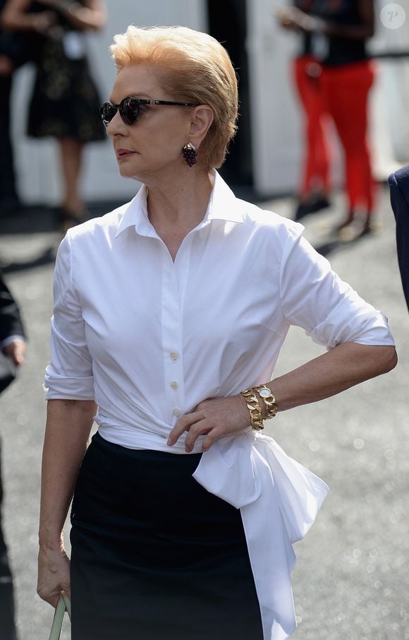 Carolina Herrera prova mais uma vez que a camisa branca de alfaiataria nunca sai de moda e continua sendo uma das peças mais elegantes para rejuvenescer qualquer produção