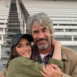 Winona Ryder, que interpreta Joyce Byers, vive um relacionamento discreto com Scott Mackinlay Hahn desde 2011