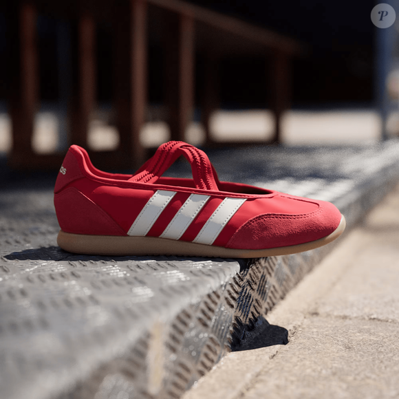 Com inspiração nas sapatilhas clássicas e acabamento moderno, o tênis red velvet da Adidas confirma que conforto e sofisticação podem caminhar juntos nas principais tendências de 2026