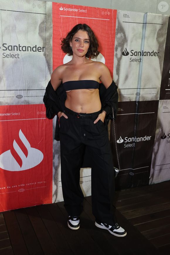 Show de Lady Gaga no Rio: Bruna Linzmeyer usou um top micro com uma calça wide leg