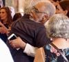 Gilberto Gil recebeu o carinho de familiares de Nana Caymmi. O astro distribuiu abraços no local