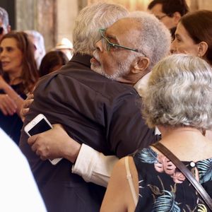 Gilberto Gil recebeu o carinho de familiares de Nana Caymmi. O astro distribuiu abraços no local