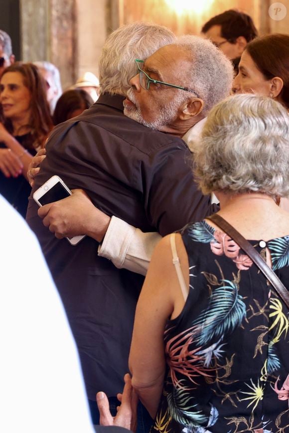 Gilberto Gil recebeu o carinho de familiares de Nana Caymmi. O astro distribuiu abraços no local