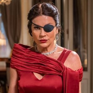 Sandra (Favia Alessandra) leva um tiro na novela Êta Mundo Melhor